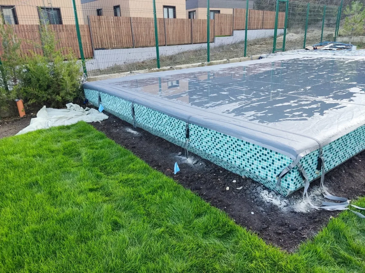 Батутное покрывало на бассейне в Великом Новгороде